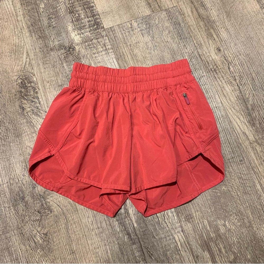 Lulu Lemon: Tracker Low-Ruse Lined Short 4”. Size 6